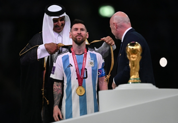 ميسي يرتدي البشت الخليجي