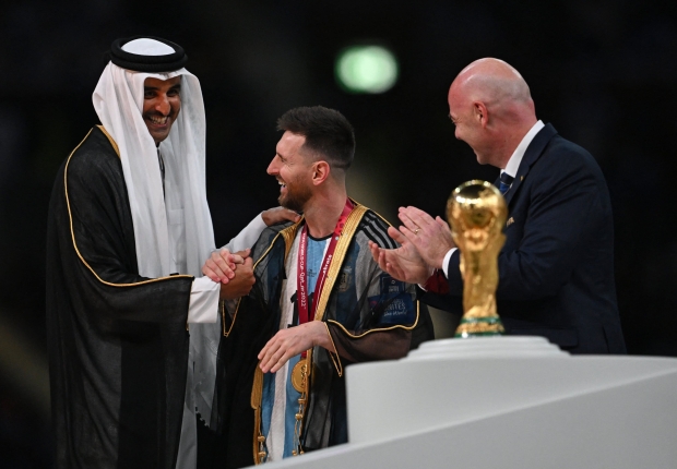 ميسي يرتدي البشت الخليجي