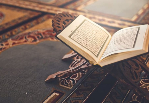 شخص يقسم على  القران الكريم