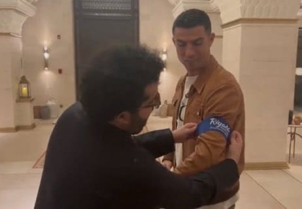 كريستيانو رونالدو يحمل شارة قيادة فريق نجوم الهلال و النصر