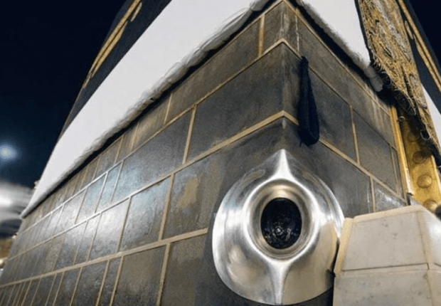 لماذا الحجر الاسود لونه اسود