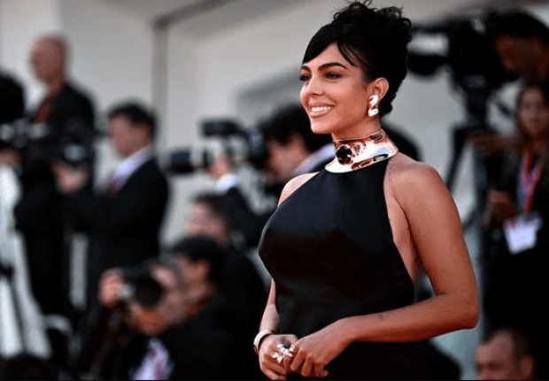 إطلالة جورجينا رودريغيز خلال حفل جوائز Joy Awards في السعودية