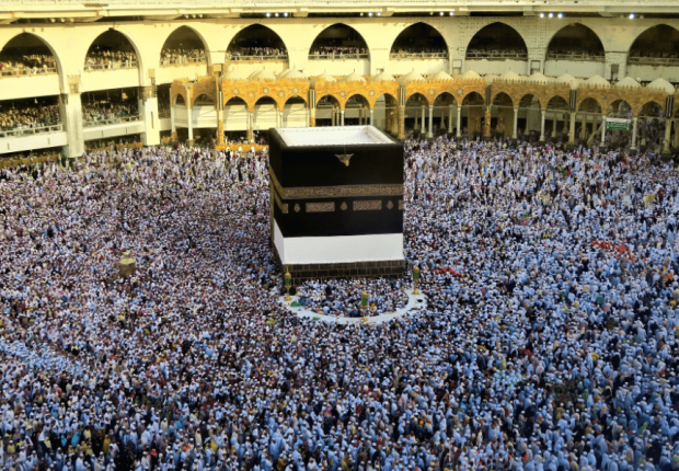 لماذا نطوف حول الكعبة وهي حجر ؟