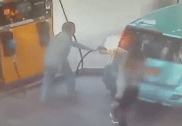 سيدة تقوم بإشعال سيارتها داخل محطة الوقود !