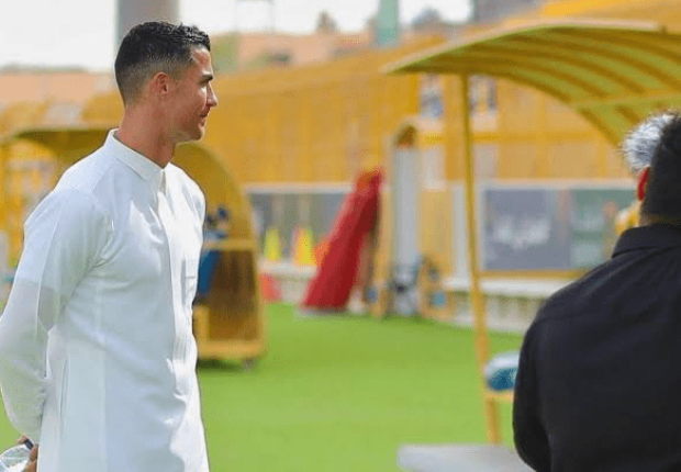 كريستيانو رونالدو يرتدي الثوب السعودي