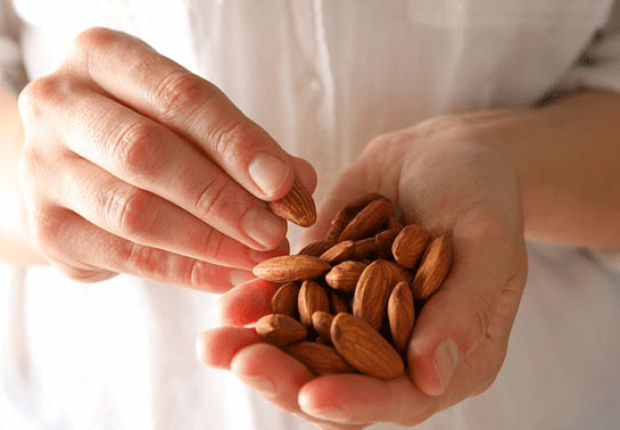 فوائد اللوز للمرأة