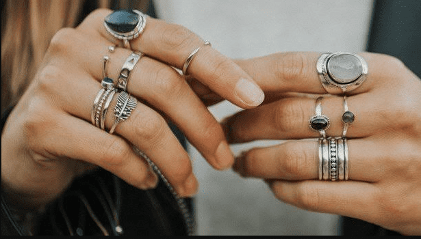 لماذا لا يجوز لبس الخاتم في السبابة ؟