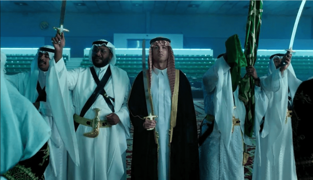 إحتفالاً باليوم الوطني السعودي .. كريستيانو رونالدو يلبس البشت والشماغ