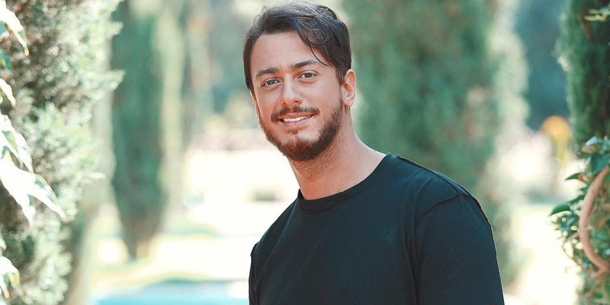 سعد المجرد يقبل فتاة راكعاُ في شرم الشيخ !